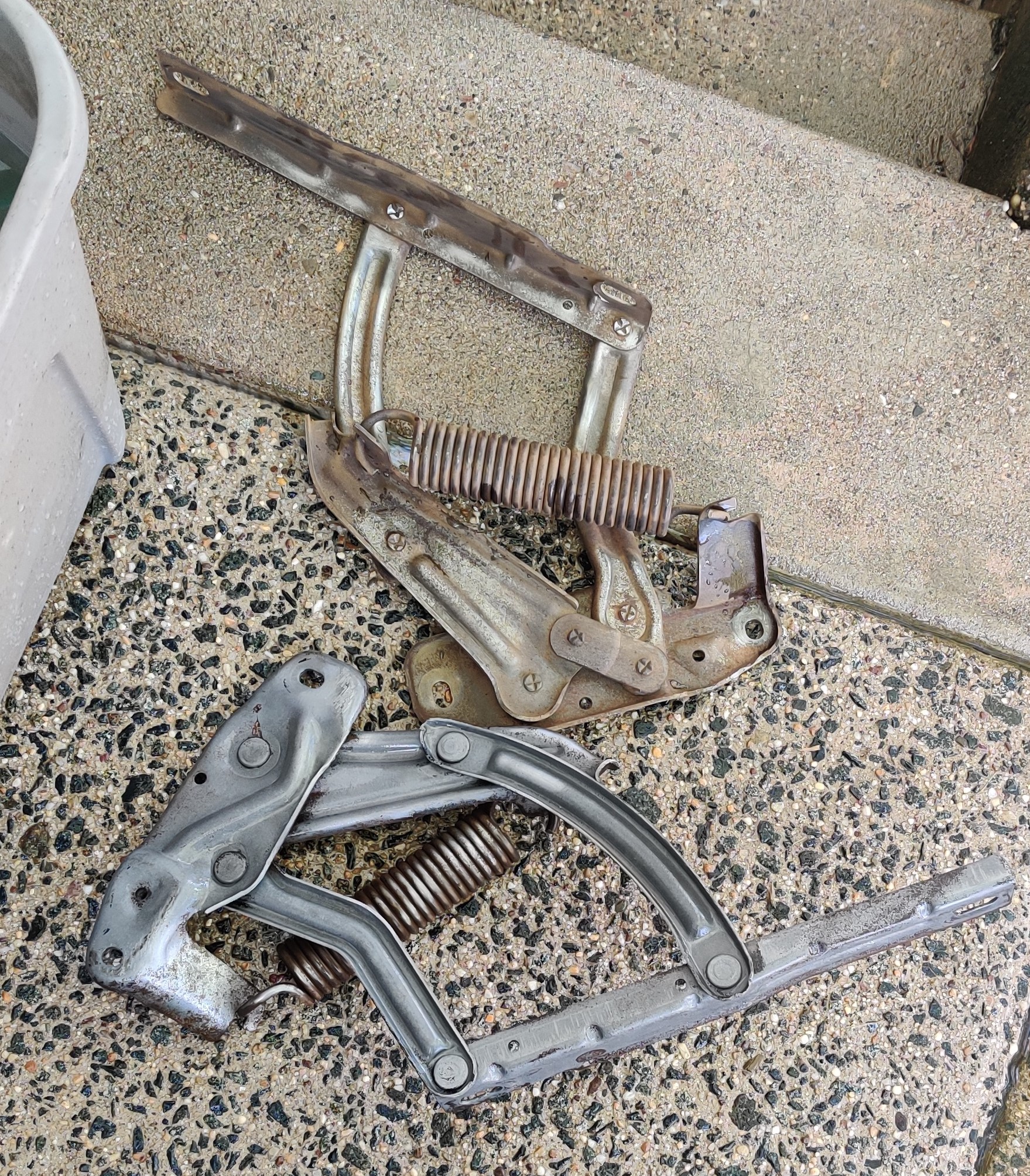 Hood hinges after the rust treatment